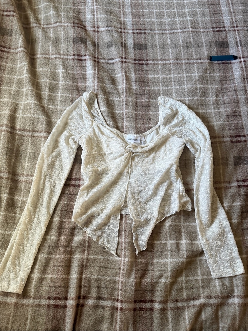 Buckle Cream Lace Long-Sleeve Point Hem Blouse